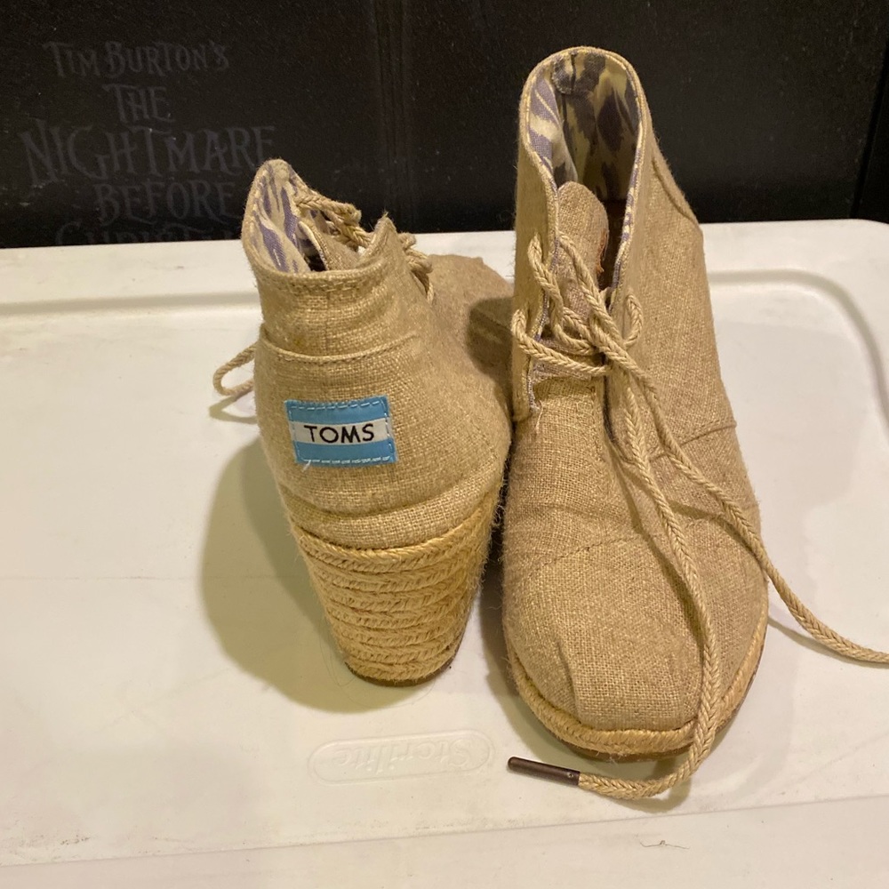 Toms worn a few times